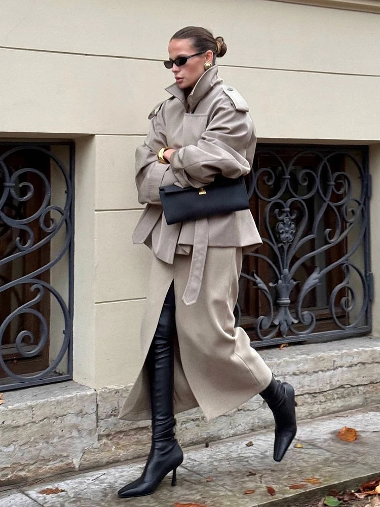 Elegant Jacket with Lapel – Long Model, Front Buttons and Tie.