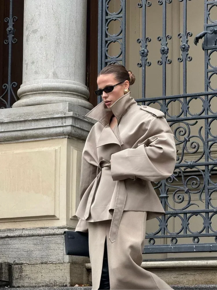 Elegant Jacket with Lapel – Long Model, Front Buttons and Tie.