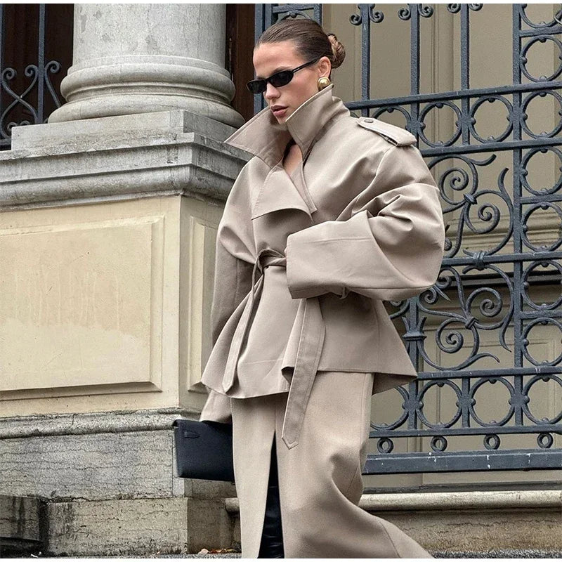Elegant Jacket with Lapel – Long Model, Front Buttons and Tie.